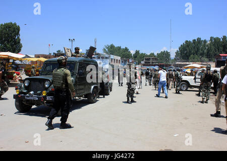 Anantnag, India. 02Luglio, 2017. Poliziotti indiano rush verso il sito di attacco militante su luglio, 02, 2017. Sospetto di militanti hanno girato la polizia conestabile del Jammu e Kashmir Polizia in pieno giorno al bus generale Stand in Anantnag. Credito: Muneeb Ul Islam/Pacific Press/Alamy Live News Foto Stock