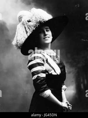 Ritratto di Mario Nunes Vais, un noto direttore d'orchestra e compositore, e Lucrezia Bori, un famoso soprano. L'immagine rappresenta la collaborazione tra le due figure di spicco nell'opera dei primi anni del XX secolo. Foto Stock
