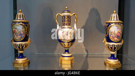 Coppia di vasi, 1769, con vaso centrale, c. 1766-1770, dipinta da Charles-Nicolas Dodin dopo Francois Boucher, porcellane di Sèvres, soffice pasta di porcellana - Wadsworth Ateneo - Hartford, CT - DSC05 6 Foto Stock