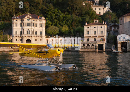 Piper PA 18 "Super Cub". Aero Club Como. Villa Usuelli, Blevio. Il lago di Como. Italia Foto Stock