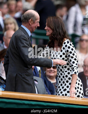 Il duca di Kent e la duchessa di Cambridge nella scatola reale di Center Court il giorno uno dei Wimbledon Championships all'All England Lawn tennis and Croquet Club, Wimbledon. Foto Stock