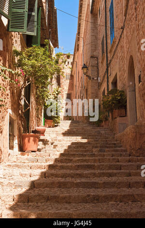 Strada ripida scala in un paese di montagna in Mallorca Foto Stock