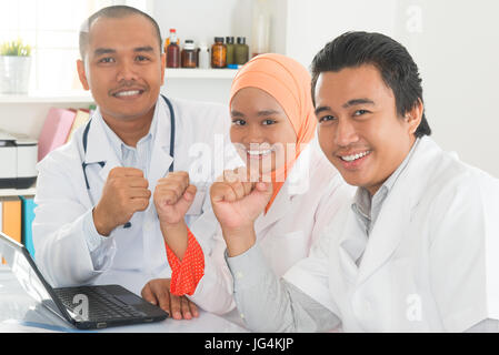 Successo medici per celebrare il successo all'interno camera di ospedale. Sud-est asiatico popolo musulmano. Foto Stock