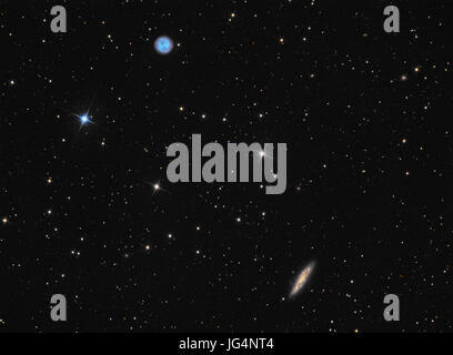 Nebulosa planetaria M97 (Owl Nebula) e galassia M108 nella costellazione dell'Orsa Maggiore Foto Stock
