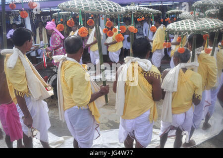 Abhisek Saha / Le Pictorium - Kharchi Puja festival in India - 01/07/2017 - India / Tripura / Agartala - sacerdoti tribali, portando gli idoli di 'Kharchi' dèi, eseguire 'Kharchi Puja' riti di culto vicino al fiume quella di Howrah, nei pressi di Agartala, India del Nordest Tripura Stato, il 01 giugno, 2017. Testa di quattordici idoli di argento e di bronzo sono adorati in sette giorni di lunga 'Kharchi Puja,' il più grande festival religioso tribale indù in Tripura Stato. Il governo sponsor rituali durante il festival Kharchi nei confronti dell'annessione accordo firmato con Tripura di spianare la sua fusione con la Foto Stock