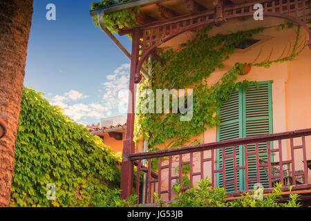 Edifici di fiori colorati e circondato nel villaggio di Valldemossa sull isola di Maiorca in Spagna. Foto Stock