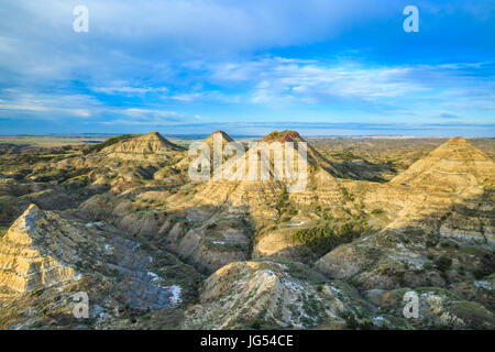 La luce del mattino il pagliaio buttes in terry badlands vicino a terry, montana Foto Stock