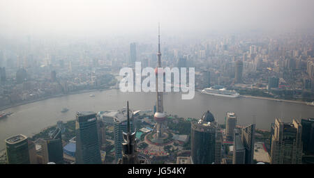 Vista dal World Financial Center di Shanghai osservatorio di inquinamento atmosferico oltre il centro di Shanghai, Cina Foto Stock