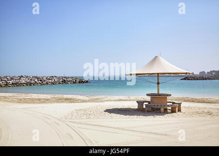 Ombrellone su una spiaggia deserta, vacanze estive concept Foto Stock