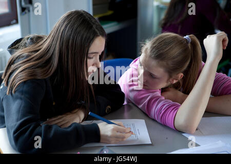 Ricca attività, Anno 8 classe 8SFA, Sala Sassone, Campus Stantonbury: Samantha (sinistra) e Laura nella loro classe di Matematica lavoro sulla loro attività ricca di domande. Vari temi quali la matematica erano legati a una ricca attività in cui una serie di indizi sono stati assegnati a un omicidio mistero. Per risolvere gli indizi gli studenti necessari per utilizzare le competenze apprese in ciascuno dei temi legati all'attività. Foto di Mike Goldwater Foto Stock