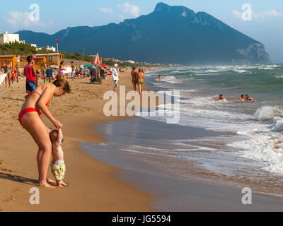 La spiaggia di Sabaudia, Latina, Lazio, Italia. Una bellissima spiaggia ideale per famiglie. La spiaggia è riempito con ombrelli e ombrelloni per gli ospiti dell'hotel. Foto Stock