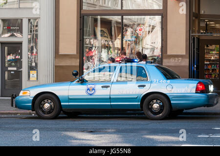La polizia di Seattle auto parcheggiate su chiamata con il rosso e il blu delle luci lampeggianti. Foto Stock