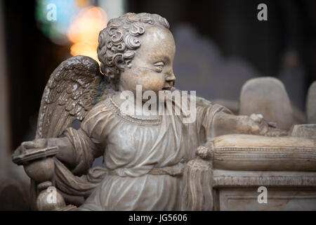 Statua bianca di angelo ragazzo in chiesa. La Svezia, in Scandinavia. Viaggiare in Europa. Foto Stock