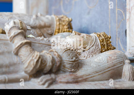 La posa di statue all'interno della tomba della vecchia chiesa in Svezia, Scandinavia, Europa. Il re e la regina. Foto Stock