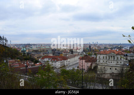 La Città Alta Vista dal Letna Park a Praga, Repubblica Ceca Foto Stock