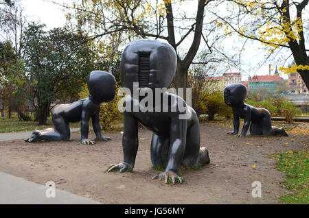 Bronzo gigante i bambini al parco Kampa a Praga, Repubblica Ceca Foto Stock