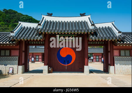 Cancello di ingresso alla Hwaseong Haenggung palace nel patrimonio mondiale dell'Unesco la Fortezza di Suwon, Corea del Sud Foto Stock