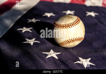 Un baseball su un vintage Betsy Ross bandiera americana Foto Stock