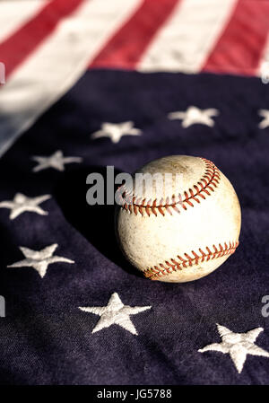 Un baseball su un vintage Betsy Ross bandiera americana Foto Stock