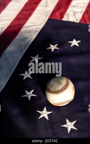 Un baseball su un vintage Betsy Ross bandiera americana Foto Stock