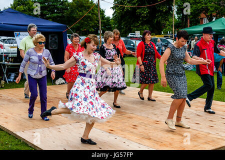 PJ's Dance Club eseguire presso il villaggio di Nutley Fete, Nutley, East Sussex, Regno Unito Foto Stock