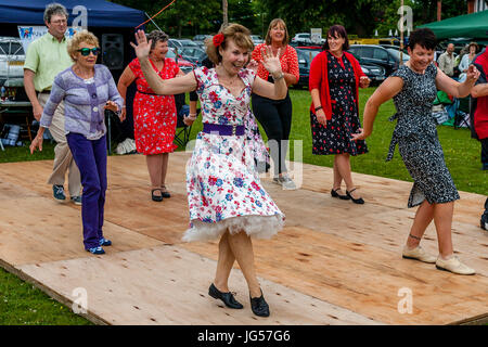 PJ's Dance Club eseguire presso il villaggio di Nutley Fete, Nutley, East Sussex, Regno Unito Foto Stock