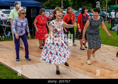 PJ's Dance Club eseguire presso il villaggio di Nutley Fete, Nutley, East Sussex, Regno Unito Foto Stock