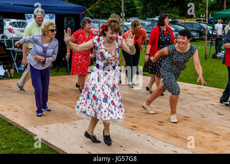 PJ's Dance Club eseguire presso il villaggio di Nutley Fete, Nutley, East Sussex, Regno Unito Foto Stock