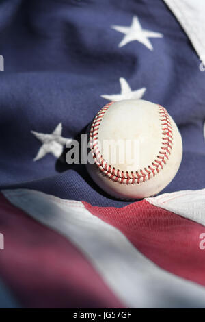 Un baseball su un vintage Betsy Ross bandiera americana Foto Stock