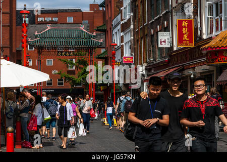 People Shopping In Gerrard Street, Chinatown, London, Regno Unito Foto Stock