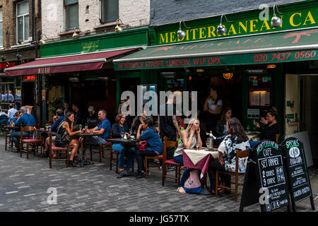 Il Mediterraneo Cafe, Berwick Street, Soho, London, Regno Unito Foto Stock