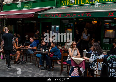 Il Mediterraneo Cafe, Berwick Street, Soho, London, Regno Unito Foto Stock