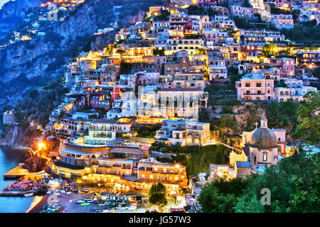 Città di Positano sulla Costiera Amalfitana in provincia di Salerno, Campania, Italia Foto Stock