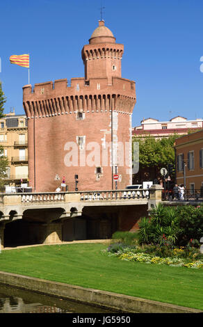 Castellet, Perpignan, Languedoc-Roussillon, Francia, Europa, edificio, castello, mattoni vecchi Foto Stock