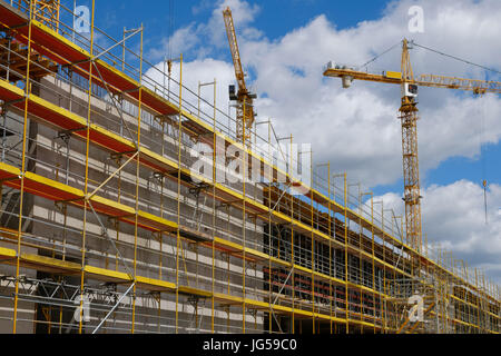 Edificio di nuova costruzione stite - ponteggi e gru sul sito di edificio Foto Stock