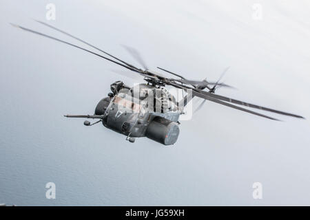 Un U.S. Navy MH-53E mare Dragon elicottero conduce una antenna di fare rifornimento di carburante durante un volo di Formazione Giugno 21, 2017 al largo della costa di Cherry Point, North Carolina. (Foto di Cody J. Ohira via Planetpix) Foto Stock