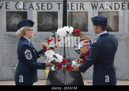 Due soldati statunitensi posto una corona di fiori nella parte anteriore di una spada di masterizzazione presso il Memoriale di nomadi ricordo parete per la Khobar Towers xxi anniversario Wreath-Laying cerimonia di Eglin Air Force Base di Giugno 23, 2017 a Valparaiso, Florida. (Foto di Peter Thompson via Planetpix) Foto Stock