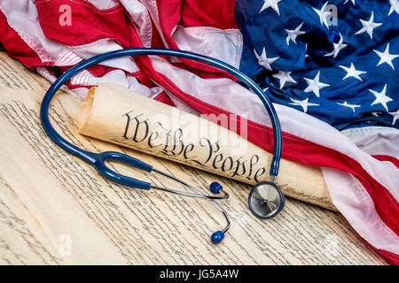 La costituzione degli Stati Uniti arrotolata su una bandiera americana con un medico di uno stetoscopio che simboleggia la necessità per una buona sanità Foto Stock