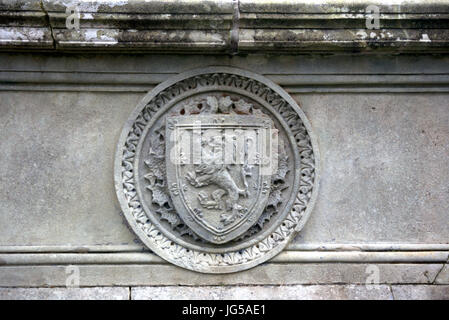 Leone rampante su uno scudo royal simbolo della Scozia goffrato scolpito in pietra grigia dal lato della fontana in kelvingrove park Foto Stock