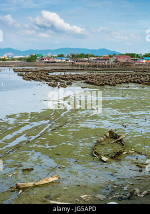 Abbandonate la barca di legno immersi nel fango a bassa marea Foto Stock