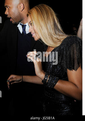 Cantante Beyonce Knowles lasciando Guys & Dolls il 1 febbraio 2010 a Los Angeles, California. Foto Stock