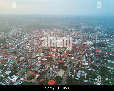 Piccoli isolati della città vista aerea in alba luce tempo. Drone vista sulla cittadina Foto Stock