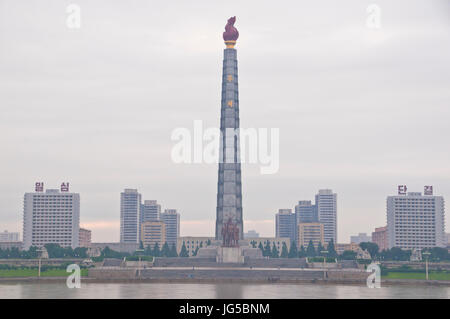 La rivestita di pietra Juche tower, Pyongyang,Corea del Nord Foto Stock