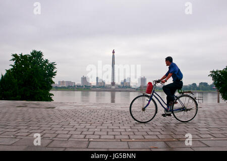 La rivestita di pietra Juche tower, Pyongyang,Corea del Nord Foto Stock