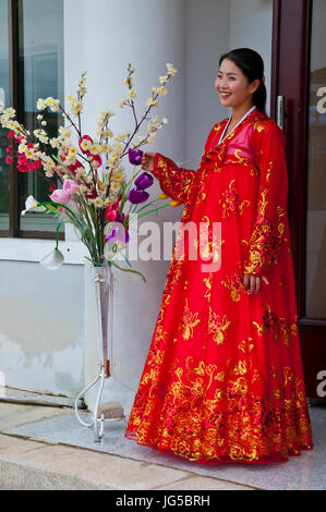 Colorato e tradizionale vestito donna nel museo Koryo Songyungwan, Kaesong, Corea del Nord Foto Stock