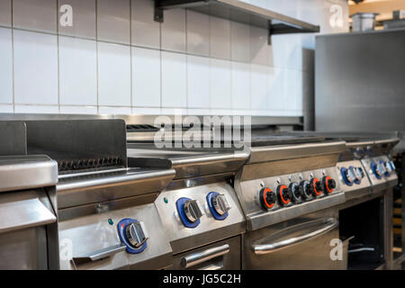 Cucina moderna al ristorante con apparecchiature in acciaio inox Foto stock  - Alamy