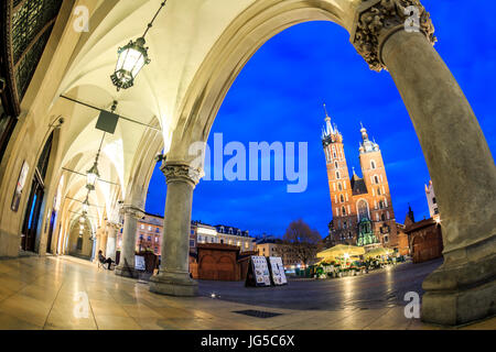 Chiesa di Maria e il panno Hall sulla piazza del mercato di Cracovia in Polonia Foto Stock