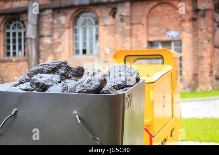 Unità di data mining e carrello pieno di carbone, Rybnik, Slesia Foto Stock