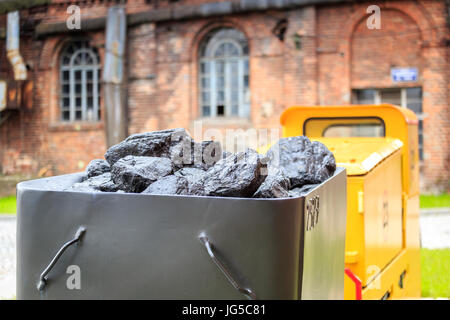 Unità di data mining e carrello pieno di carbone, Rybnik, Slesia Foto Stock