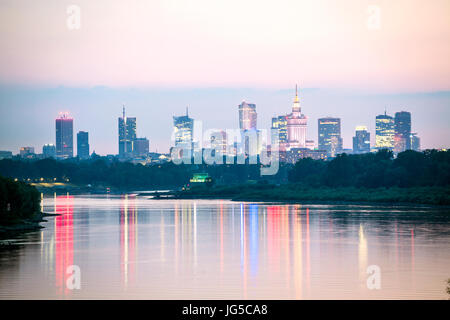 Centro di Varsavia e il fiume Wisla al crepuscolo, Polonia Foto Stock